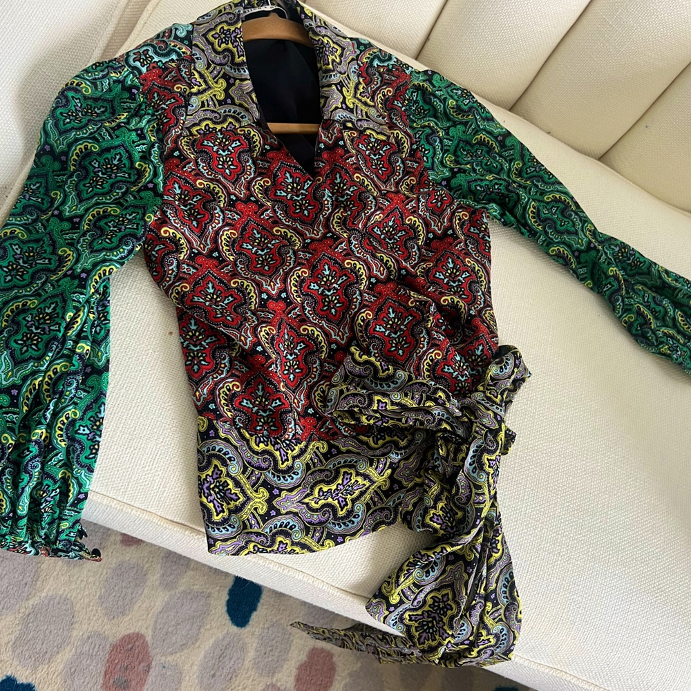 Alice & Olivia size small. NWOT. DYANNA WRAP-FRONT BLOUSE.